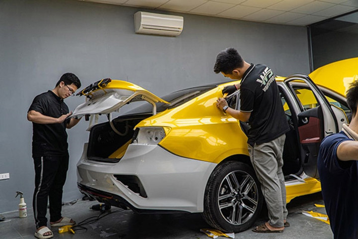 Nhiều người chuộng dán ô tô để đổi màu xe. (Ảnh minh họa).