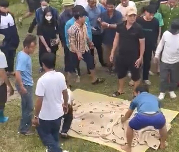 Cơ quan chức năng và người dân đưa thi thể nạn nhân lên bờ