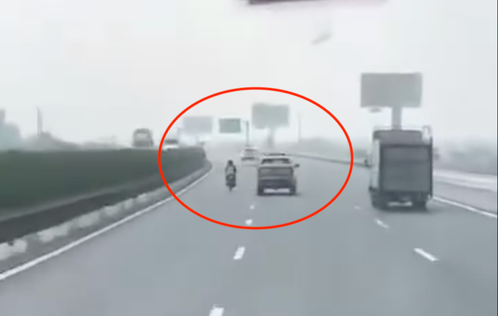 Xe máy liên tục đánh võng, tạt đầu xe tuần tra giao thông. (Ảnh cắt từ clip).