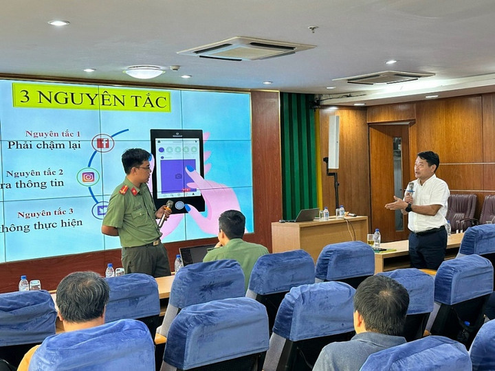 Thượng úy Nguyễn Lương Gia Khánh chia sẻ tại tọa đàm.