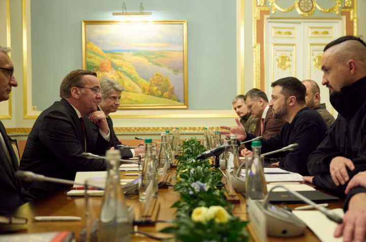 Tổng thống Ukraine Volodymyr Zelenskiy gặp Bộ trưởng Quốc phòng Đức Boris Pistorius tại Kiev hôm 21/11. (Ảnh: Reuters)