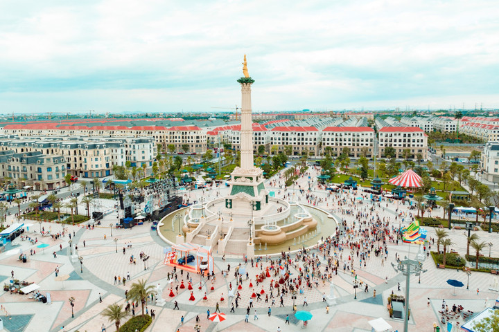 Quảng trường Kinh đô Ánh sáng thu hút hàng nghìn lượt khách đến tham dự các sự kiện lễ hội cuối tuần.