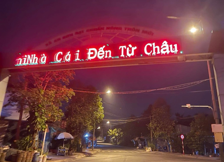 Bảng điện tử của cổng chào xã An Sơn xuất hiện dòng chữ “Nhà cái đến từ châu Phi” vào tối 20/11.