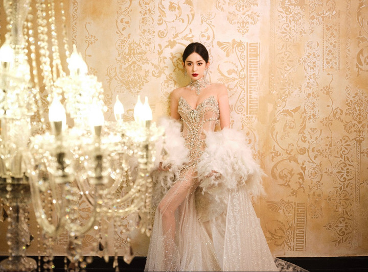 Cổ Lực Na Trát vừa dự sự kiện thời trang do tạp chí Vouge tổ chức. Cô diện váy đuôi cá xuyên thấu được đính kết công phu phối giữa ngọc trai và đá cùng với phần choàng lông tà dài của NTK Phạm Đăng Anh Thư.