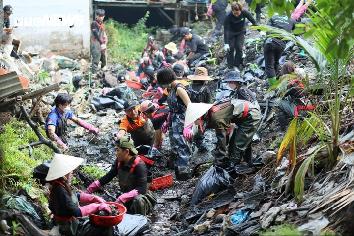 Nhóm bạn trẻ Sài Gòn xanh làm sạch rác tại một con kênh ở TP.HCM.