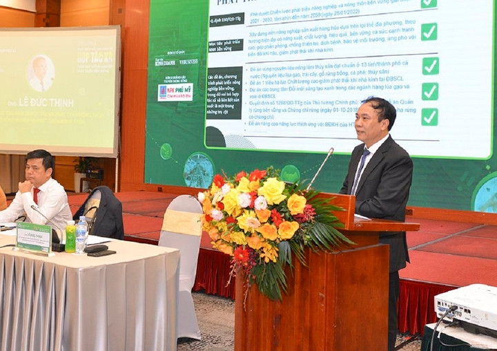 Ông Lê Đức Thịnh, Cục trưởng Cục Kinh tế Hợp tác và Phát triển nông thôn (Bộ NN&PTNT) phát biểu tại tọa đàm. (Ảnh: Tạp chí Kinh doanh)