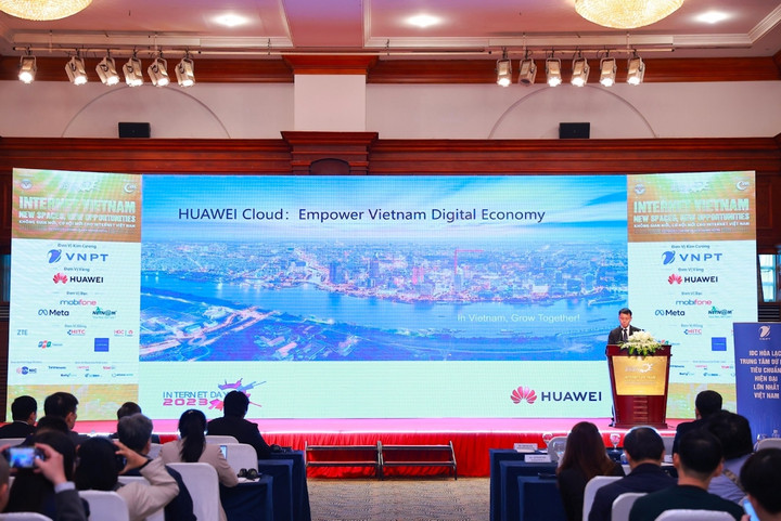 Ông Li Chufei - Giám đốc Kinh doanh Huawei Cloud Đông Nam Á phát biểu tại sự kiện Internet Day 2023.