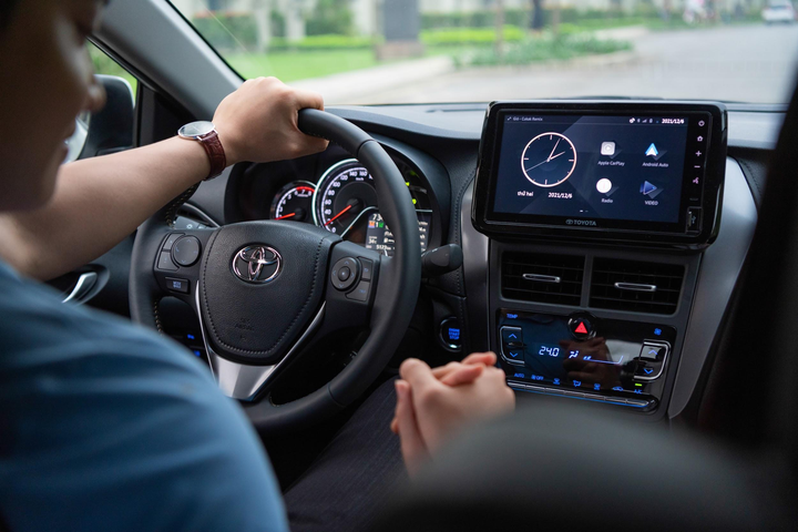 Tính đa dụng của Vios 2023: vừa hợp chốn làm việc, vừa hợp đi chơi, thong thả trên phố.