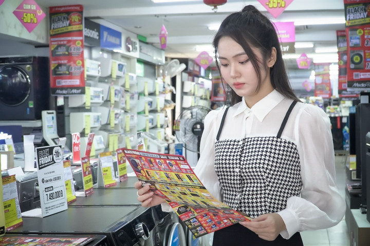 Nhiều sản phẩm giảm 70% thu hút khách mua sắm.