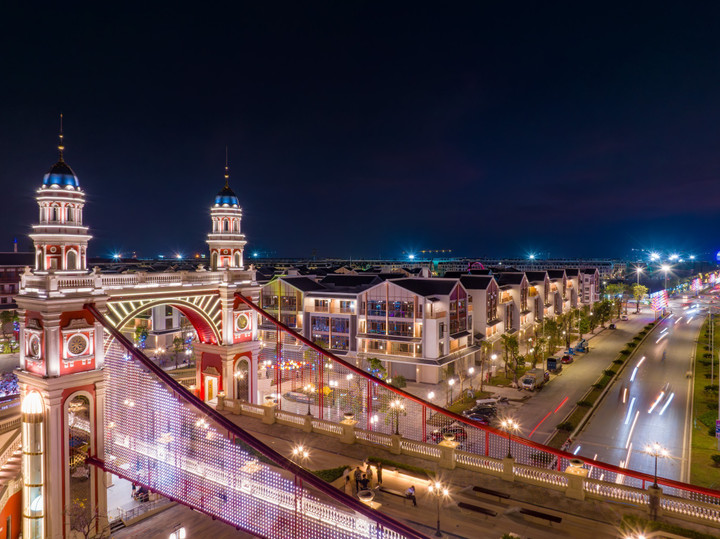 Cầu Đông - Tây tỏa sáng rực rỡ, ghi dấu nỗ lực của chủ đầu tư và đơn vị thi công trong việc thắp sáng bờ Đông.