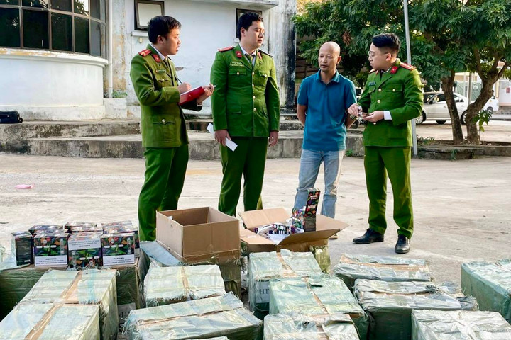 70 hộp cát tông chứa 19.200 điếu thuốc lá điện tủ bị công an bắt giữ. (Ảnh: CACC)