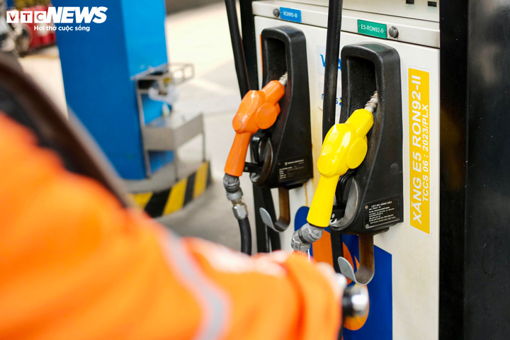 Giá xăng hôm nay đi xuống. (Ảnh minh họa: Công Hiếu).