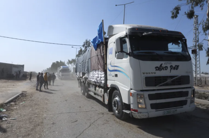 Các xe tải của Liên hợp quốc chở viện trợ nhân đạo tiến về phía bắc Gaza trong thời gian ngừng bắn tạm thời giữa Israel và Hamas, gần thành phố Gaza. (Ảnh: Reuters)