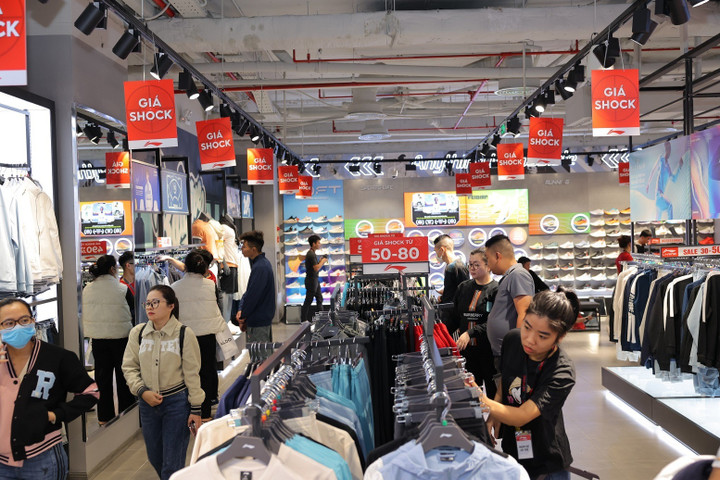 Nhiều cửa hàng thời trang hàng hiệu luôn chật kín khách trong ngày đầu khuyến mại dịp Black Friday.