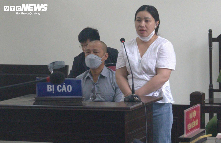 Cao Thị Thu Bích và Lê Minh Quang (ngồi) tại phiên toà xét xử sơ thẩm.