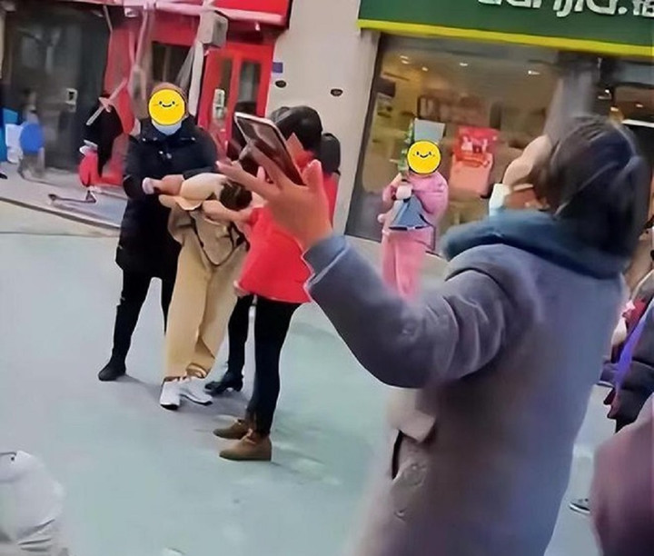 Bà Cao la lối giữa phố vì chồng ngoại tình.