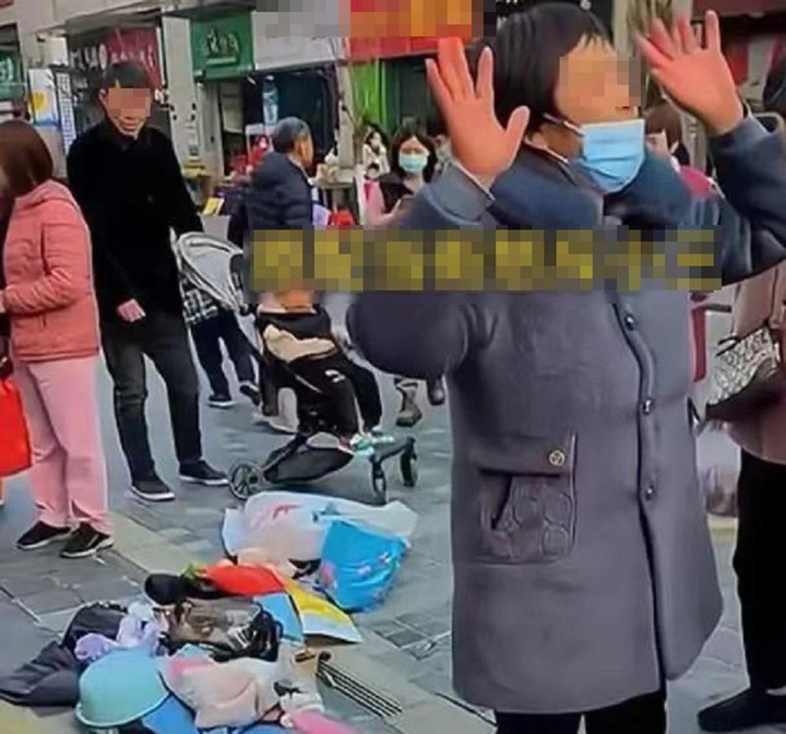 Người phụ nữ U60 đánh ghen giữa đường.