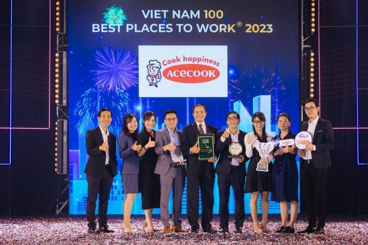 Ông Phạm Văn Nam - Giám đốc Khối Hành chính Nhân sự của Acecook Việt Nam nhận giải.