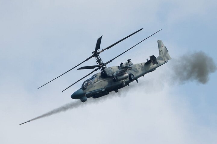 Một máy bay trực thăng quân sự Ka-52 Alligator của Nga bắn tên lửa trong Thế vận hội Quân đội Quốc tế tại trường bắn Dubrovichi bên ngoài Ryazan, Nga, vào tháng 8/2021.