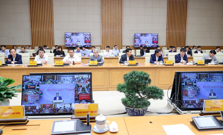 Phiên họp được tổ chức trực tiếp kết hợp trực tuyến giữa đầu cầu trụ sở Chính phủ với các tỉnh, thành phố có công trình, dự án quan trọng quốc gia, trọng điểm ngành Giao thông Vận tải. (Ảnh: VGP/Nhật Bắc).