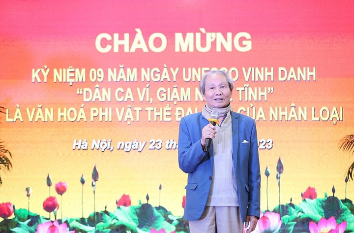 Ông Nguyễn Sinh Tuấn - Nguyên Tổng Giám đốc Tổng Thư ký Hiệp hội Dệt Việt Nam, đại diện dòng họ Nguyễn Sinh tặng hoa chúc mừng.