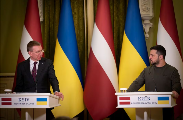 Tổng thống Ukraine Volodymyr Zelensky (phải) phát biểu trong cuộc họp báo chung với Tổng thống Latvia Edgars Rinkevics. (Ảnh: Reuters)