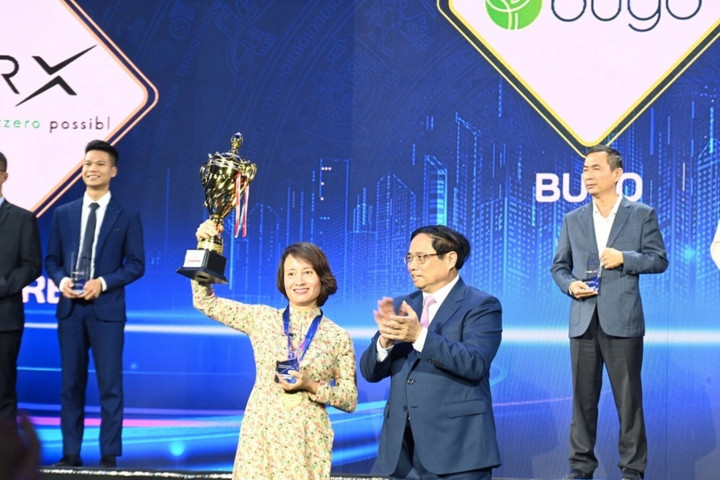 Thủ tướng trao giải Quán quân cuộc thi tìm kiếm tài năng khởi nghiệp đổi mới sáng tạo quốc gia.