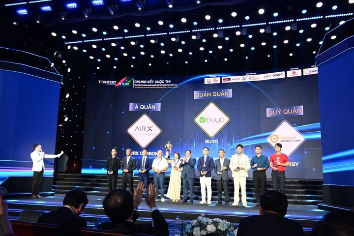 Thủ tướng trao giải cuộc thi tìm kiếm tài năng khởi nghiệp đổi mới sáng tạo quốc gia.