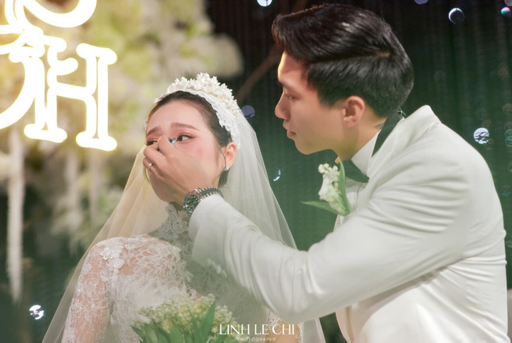 Hải My được chồng động viên, lau nước mắt trong lễ cưới. CĐV khẳng định Hải My đã lấy đúng người. (Ảnh: Linh Le Chi)