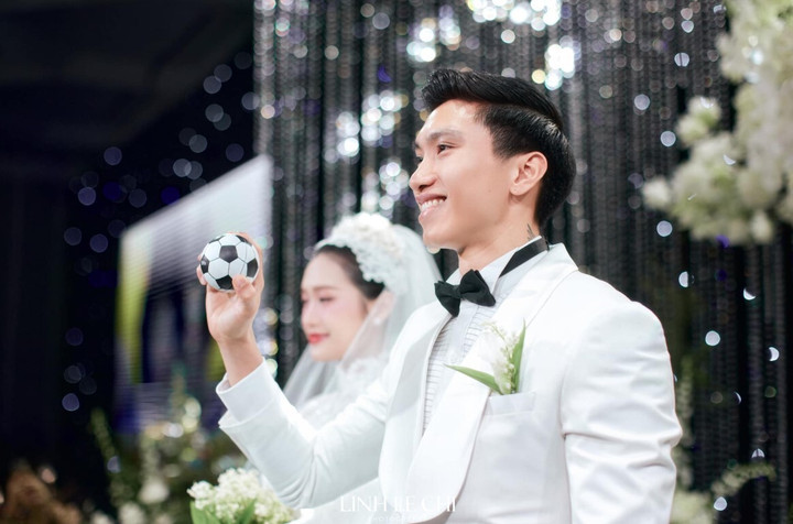 Đoàn Văn Hậu lớn lên cùng trái bóng. Anh quyết định chọn hộp đựng nhẫn thiết kế theo hình dáng món đồ đã gắn bó với anh trong suốt thời gian qua. (Ảnh: Linh Le Chi)