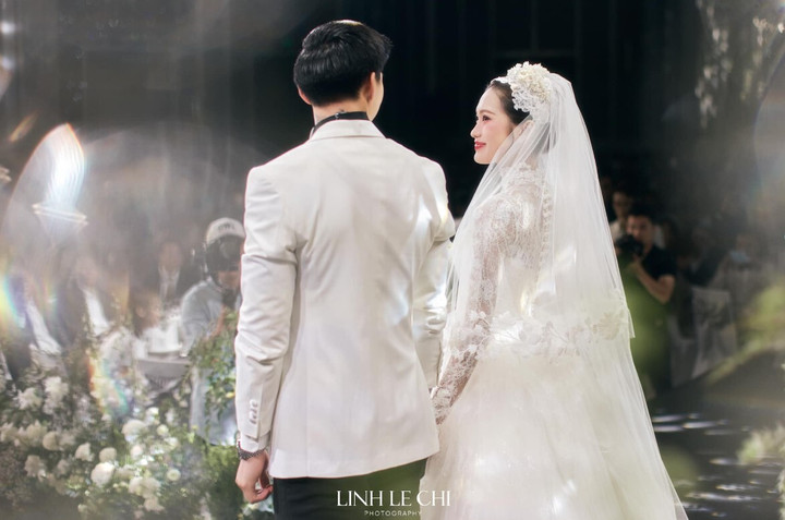 Văn Hậu - Hải My được coi là cặp trai tài gái sắc. "Bà xã" của cầu thủ CLB Công an Hà Nội được biết đến là tiểu thư Hà thành, vừa lấy bằng cử nhân ngành Luật và có hoạt động kinh doanh cá nhân. (Ảnh: Linh Le Chi)