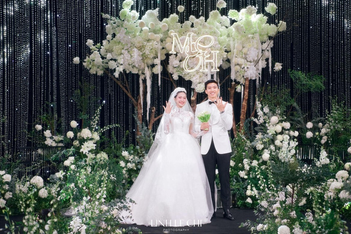 Cặp đôi Hải My - Văn Hậu rạng ngời trong lễ cưới. (Ảnh: Linh Le Chi)