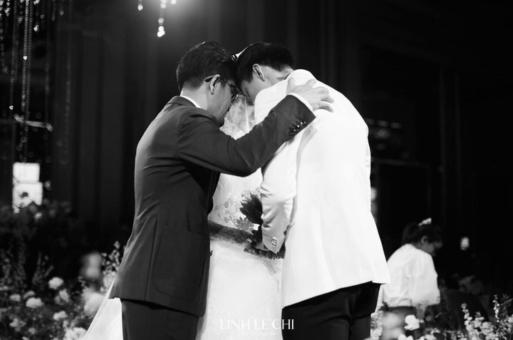 Doanh nhân Doãn Hải Sơn dắt tay con gái lên trao cho Đoàn Văn Hậu, đồng thời gửi lời chúc phúc đến cặp đôi trẻ. (Ảnh: Linh Le Chi)