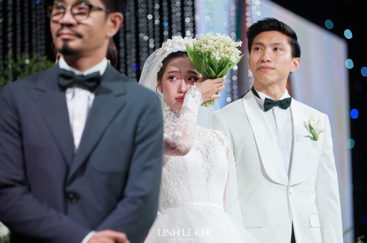 Hải My rưng rưng nước mắt khi bố chồng là ông Đoàn Quốc Thắng phát biểu. (Ảnh: Linh Le Chi)