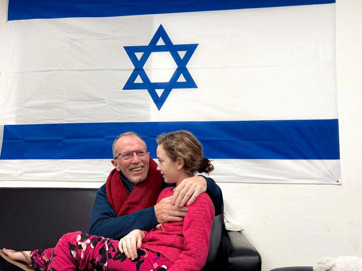 Emily Hand và bố của mình sau khi cô bé được Hamas thả tự do trong đợt hai ngày 25/11. (Ảnh: Reuters)