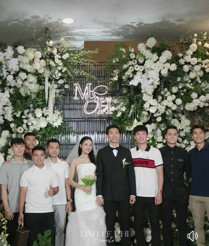 Các đồng đội của Văn Hậu ở CLB và đội tuyển đến chung vui. Nhiều ngôi sao của bóng đá Việt Nam không thể có mặt do các CLB vẫn thi đấu Cúp Quốc gia hôm nay. (Ảnh: Linh Le Chi)