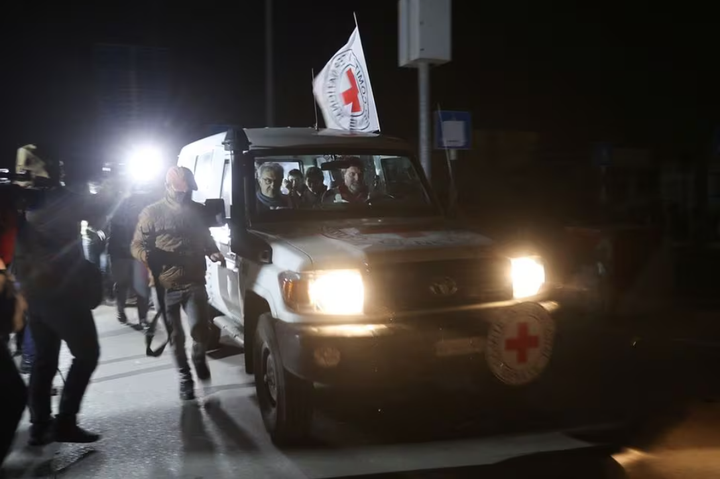 Một chiếc xe của Ủy ban Chữ thập đỏ quốc tế chở theo con tin được Hamas thả đi qua biên giới Rafah và tiến vào Ai Cập ngày 25/11. (Ảnh: Reuters).