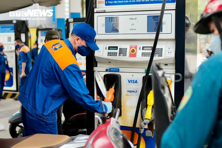Giá xăng dầu trong nước được điều chỉnh vào ngày thứ Năm hàng tuần theo Nghị định 80 sửa đổi. (Ảnh Công Hiếu).