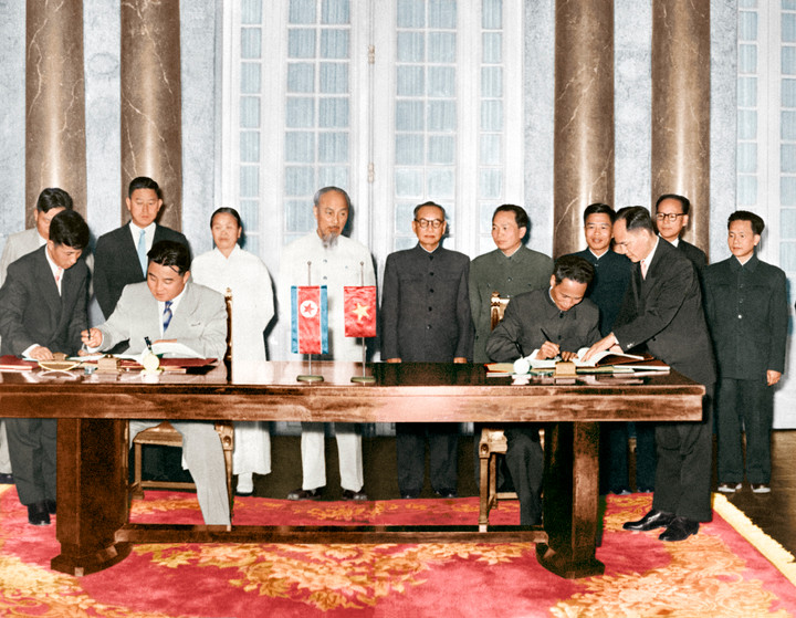 Thủ tướng Phạm Văn Đồng và nhà lãnh đạo Kim Nhật Thành ký Tuyên bố chung tại Hà Nội, ngày 1/12/1958.