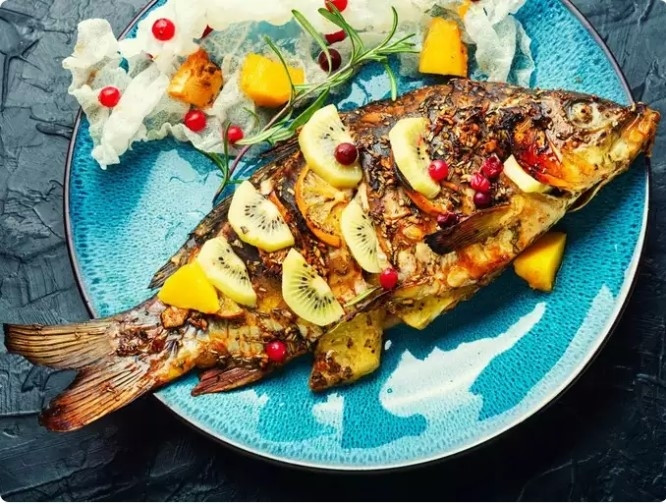 Sản phẩm sữa: Ăn sữa, sữa đông hoặc các sản phẩm từ sữa khác với cá sẽ gây khó chịu về tiêu hóa, đầy hơi, đau bụng và thậm chí dẫn đến nhiễm trùng da và dị ứng. Sự kết hợp giữa sữa và cá có thể làm rối loạn quá trình tiêu hóa do hàm lượng protein cao và các hợp chất có thể ảnh hưởng đến quá trình tiêu hóa.