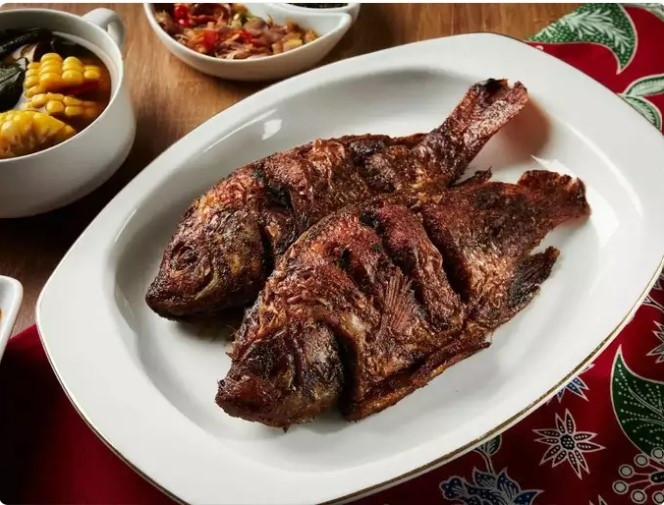 Thực phẩm chế biến sẵn và chiên: Kết hợp cá với thực phẩm chế biến sẵn hoặc chiên rán sẽ làm giảm lợi ích sức khỏe của cá. Hàm lượng chất béo bão hòa và chất béo chuyển hóa cao trong thực phẩm chiên gây bất lợi cho sức khỏe tim mạch.