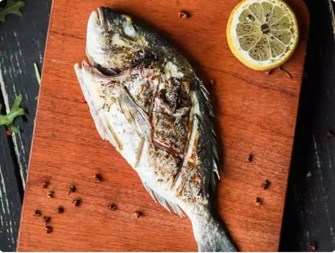 Thực phẩm giàu tinh bột: Tránh kết hợp cá với các món ăn nặng hoặc nhiều tinh bột, chẳng hạn như khoai tây hoặc mì ống, bởi có thể dẫn đến lượng calo và carbohydrate quá mức và khiến hệ tiêu hóa hoạt động chậm chạp.