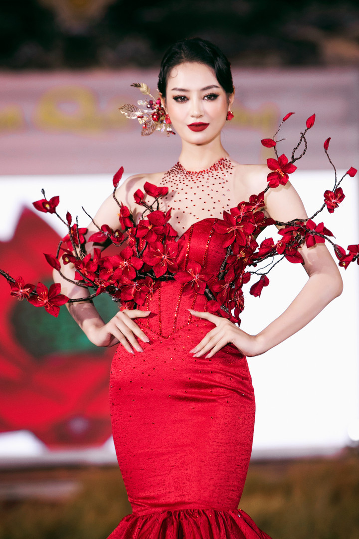 Bộ sưu tập thứ hai mà NTK Thạch Linh giới thiệu trong đêm diễn là "Hoa Bắc bộ" với những thiết kế trẻ trung, hiện đại, nhiều màu sắc, lấy ý tưởng từ những bông hoa kiêu kỳ, đằm thắm. Đảm nhận vai trò first face của bộ sưu tập là Á hậu Bùi Khánh Linh.