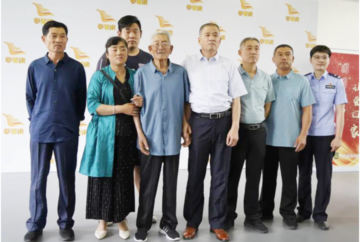 Cả gia đình La Khôn đoàn tụ sau nhiều năm xa cách. (Ảnh: Sohu)