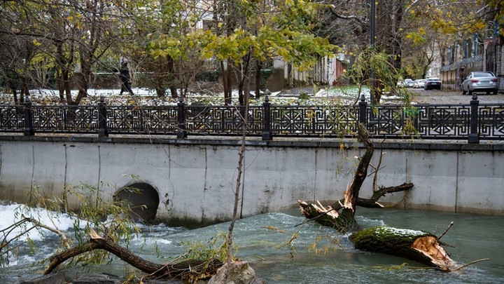 Crimea tuyên bố 'tình trạng khẩn cấp' do bão mạnh chưa từng có.