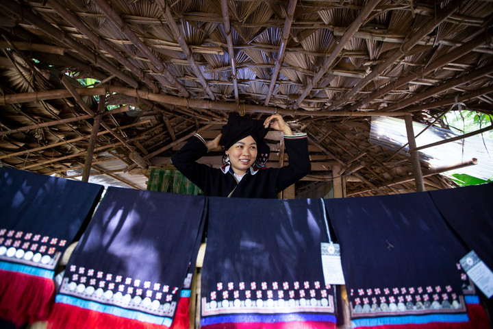 Người dân ở xóm Sưng vẫn nhuộm chàm, tự in hoa văn lên vải bằng sáp ong. (Ảnh: Lưu Trọng Đạt)