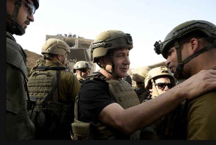 Hình ảnh Thủ tướng Israel Benjamin Netanyahu thăm binh sĩ Israel ở Gaza. (Ảnh: Sky News)