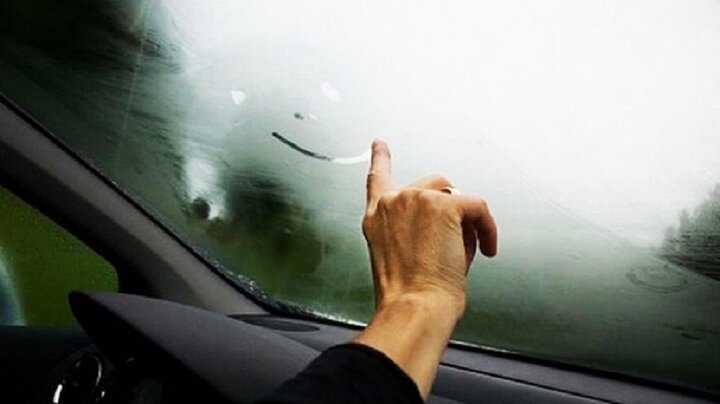 Khi lái xe trong điều kiện thời tiết trời mưa hay sương gió, kính xe ô tô thường bị mờ gây mất an toàn. (Ảnh minh họa: Tạp chí Giao thông)