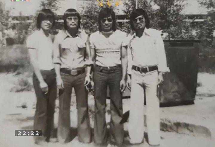 MC Lại Văn Sâm (thứ 2 từ phải sang) có thân hình đẹp và phong cách ấn tượng.