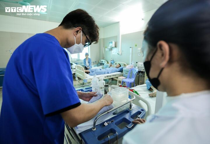 Nhân viên y tế quay cuồng với công việc điều trị cho người bệnh sốt xuất huyết. (Ảnh: Ngô Nhung)